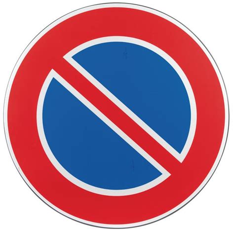 Segnale stradale di divieto di sosta e parcheggio con un motociclo parcheggiato