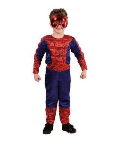 bambino in ospedale con un adulto vestito da spiderman