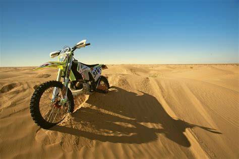 moto enduro nel deserto marocchino