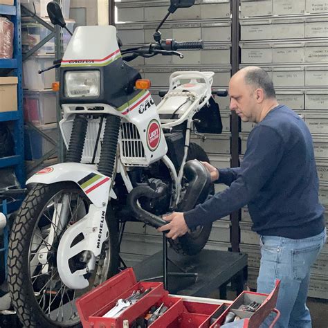 Una Cagiva SST in fase di restauro