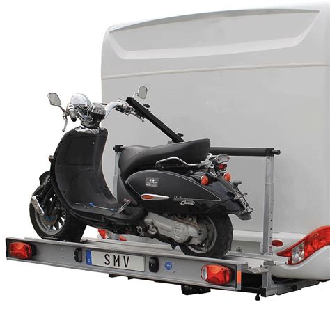portamoto pieghevole montato su camper posteriore