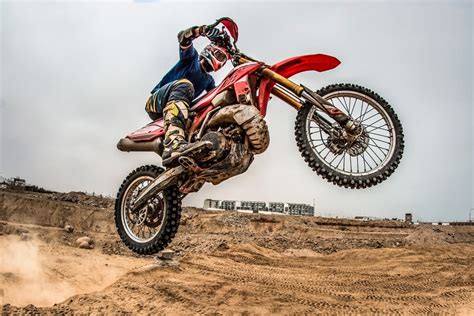 Schema che illustra la differenza tra moto da cross, enduro e motard