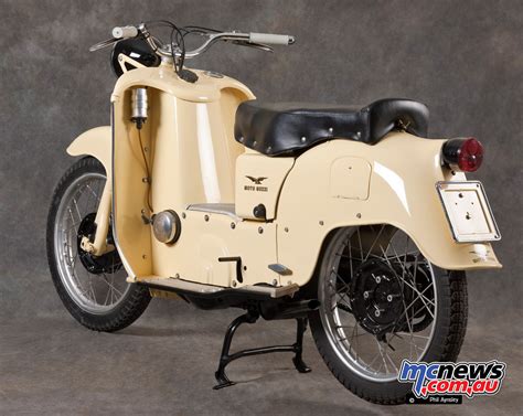 Moto Guzzi Galletto in un contesto urbano storico