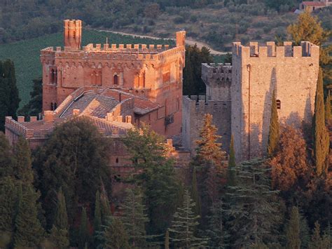 Castello di Brolio con vigneti