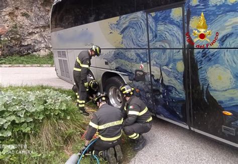 Immagine di un pullman su tornante con soccorso