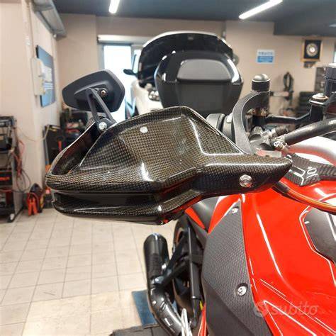 paramani in carbonio look per moto