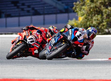 superbike moto in pista gara