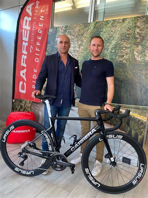 grafica ritratto di Stefano Garzelli in bici