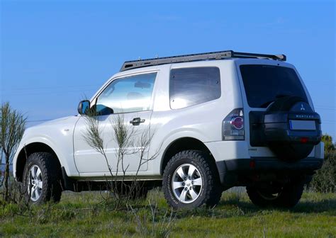 Mitsubishi Pajero 2500 con portapacchi carico di attrezzatura da campeggio