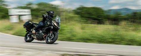 Kawasaki Versys 650 in movimento su strada panoramica