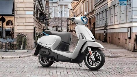 Scooter Kymco Like 125 EV in ambiente urbano
