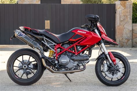 Ducati Hypermotard 796 in movimento su una strada panoramica