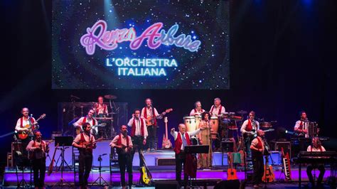 Orchestra da ballo italiana sul palco