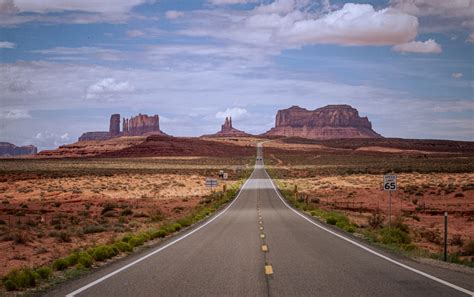 Una strada iconica con il logo Scrambler