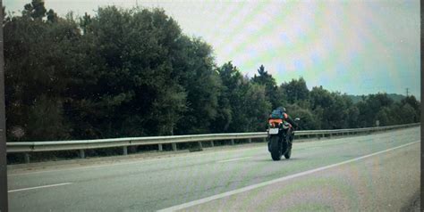 Moto che sfrecciano su una strada panoramica