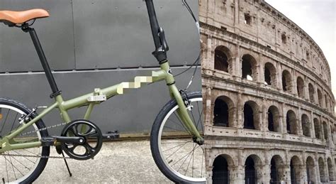 ciclista al supermercato che osserva una bici