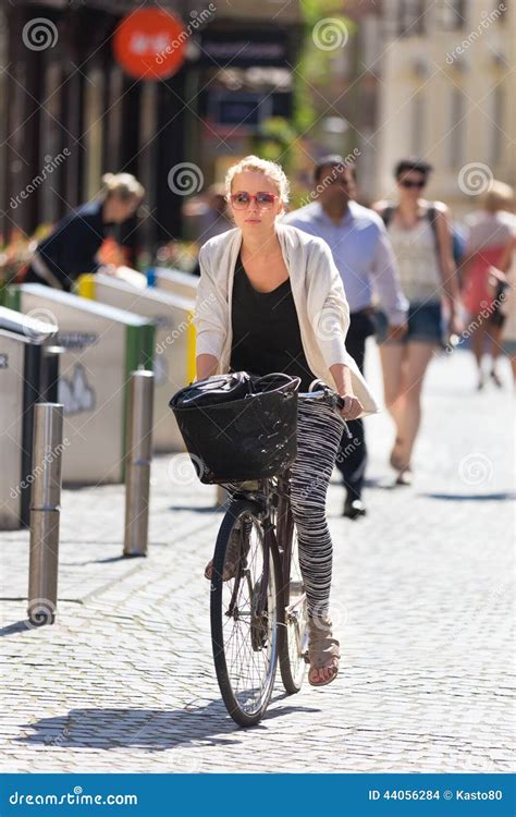 Donna in bicicletta in un contesto urbano