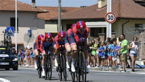 Cicliste professioniste in gara