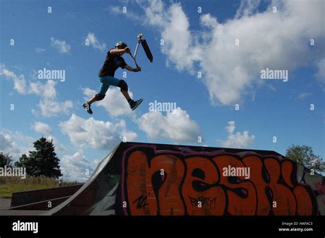 Skater che esegue un trick su una rampa di legno