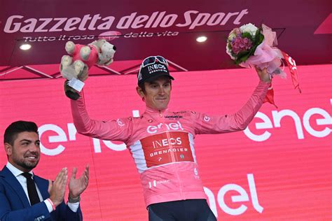 Foto di Geraint Thomas con la maglia rosa