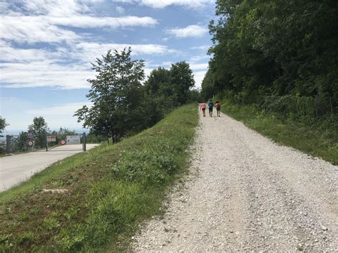 Strada sterrata in salita verso il Colle Vareno