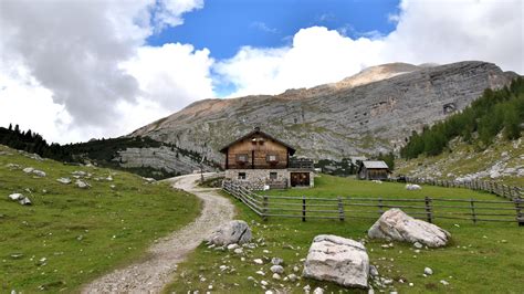 Malga alpina con pascolo verdeggiante