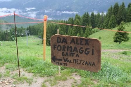 Cartello segnavia per Malga Valmezzana