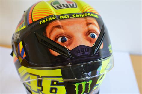 Valentino Rossi con casco AGV