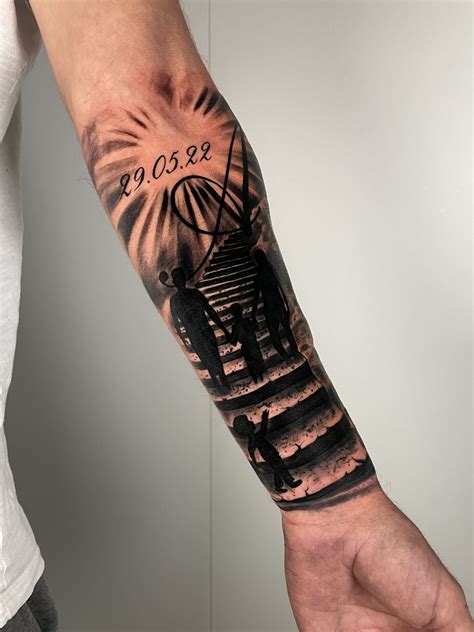 Un motociclista con tatuaggi sull'avambraccio