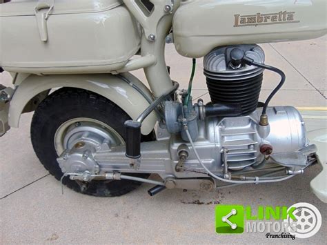 Particolare di un motore Lambretta in fase di restauro