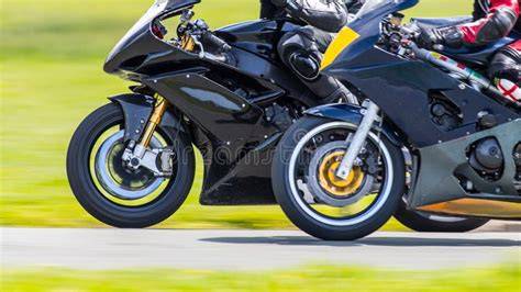 immagine motociclette Honda in primo piano su strada