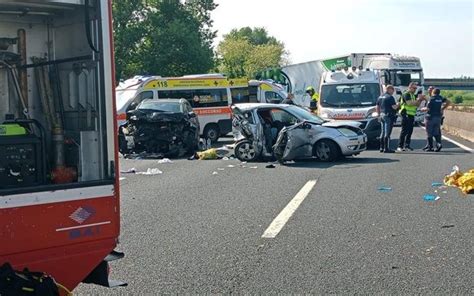 Immagine: crepe della strada e zona incidente sulla A14