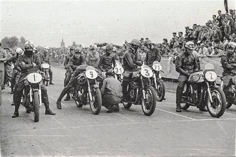 immagini di scena motociclette anni sessanta