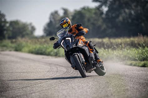 KTM 1290 SUPER ADVENTURE S in azione su un percorso sterrato