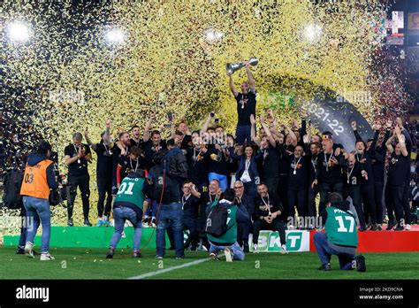 Dario Ambrosini celebra la vittoria del Campionato del Mondo 250