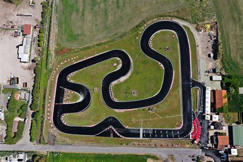 Minimoto in pista rettilineo e curva