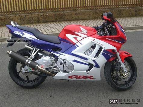 Honda CBR 600F benetton design e linee classiche