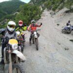 Piloti di enduro in azione su un percorso sterrato