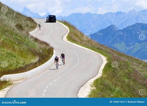 Ciclisti su una strada secondaria con paesaggio rurale