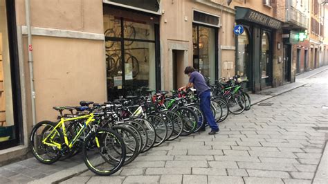 Biciclette a noleggio davanti a una ciclofficina
