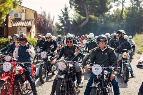 Comunità motociclisti Salerno (persone in moto durante raduno)