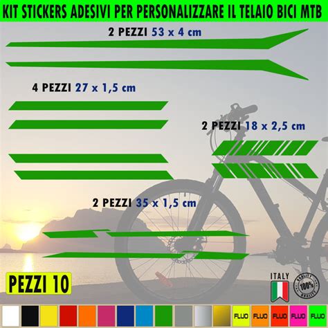 Ciclista che applica adesivi personalizzati sulla sua bicicletta