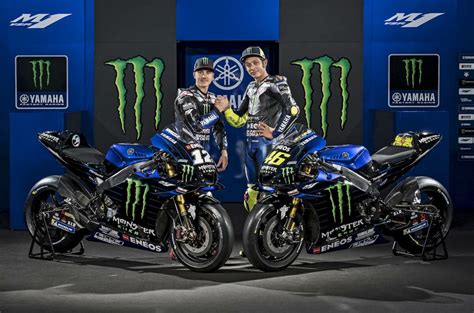 Valentino Rossi e Maverick Vinales in azione durante un test Yamaha