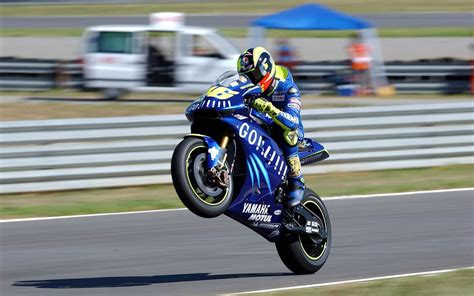 Valentino Rossi celebra una vittoria con la Yamaha M1