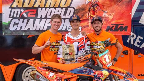 Team manager di motocross al lavoro