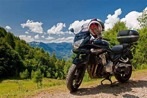 strada di montagna Valle d'Aosta moto