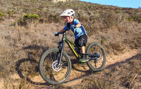 MTB kid 20 pollici Cube su sentiero sterrato