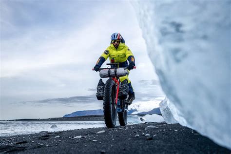 Omar Di Felice con la sua Fat Bike speciale per l'Antartide
