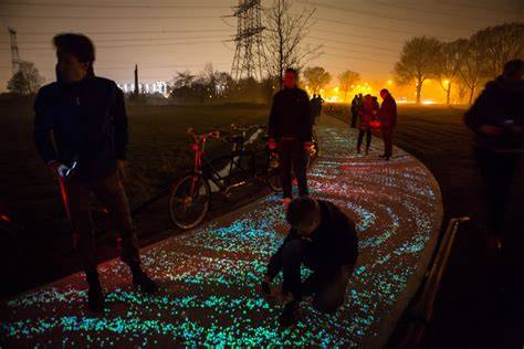 piste ciclabili illuminates Van Gogh style path