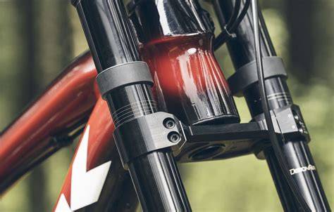 confronto forcelle mono piastra e doppia piastra mountain bike